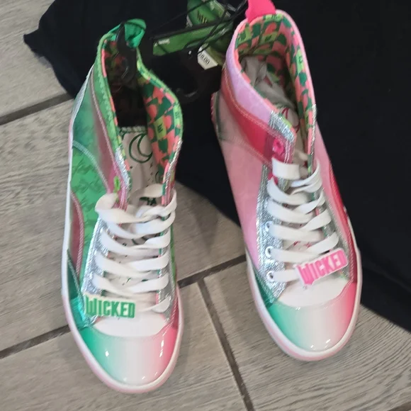 💚 Wicked the Musical Tee LG + Limited Edition Sneakers (NWT) 7 - Picture 4 of 10